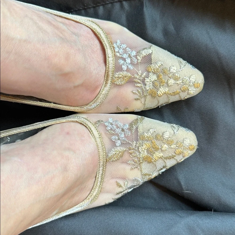 Stuart Weitzman Ivory Floral Lace Pointed-Toe Pumps - Picture 9 of 9
